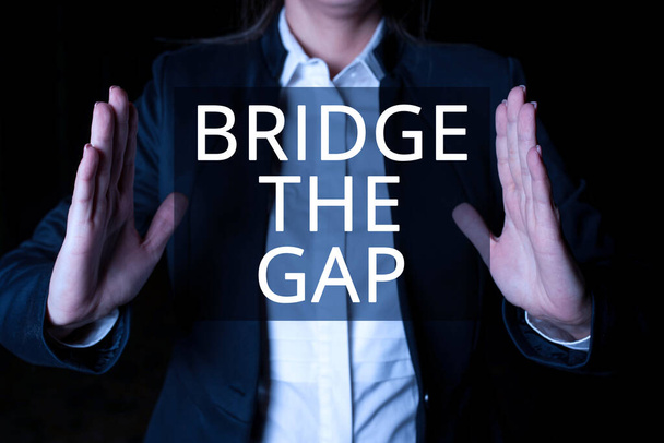 Szöveg felirat bemutató híd A rés, Koncepció jelentése Legyőzni az akadályokat Kihívás Bátorság Empowerment Férfi mutató ujjal trófea éljenzés elérve projekt sikere. - Fotó, kép