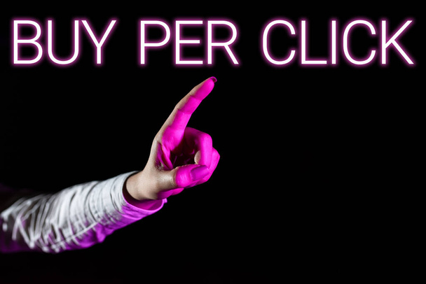 Κείμενο που δείχνει την έμπνευση Αγορά ανά κλικ, Word for Online αγοράζοντας ecommerce σύγχρονες τεχνολογίες για να ψωνίσετε Man Pointing Pen On Digital Search Bar Παρουσιάζοντας νέα επιχειρηματικά σχέδια. - Φωτογραφία, εικόνα