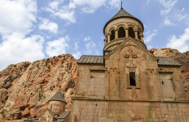 Noravank monastery complex with St. Karapet (St. John the Baptist) and St. Astvatsatsin (Holy Mother of God) church surrounded by rocks - Foto, afbeelding