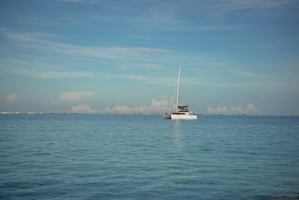 Zeilboot in de zee luxe zomer avontuur, actieve vakantie in de Middellandse Zee. Blauwe water kleur - Foto, afbeelding