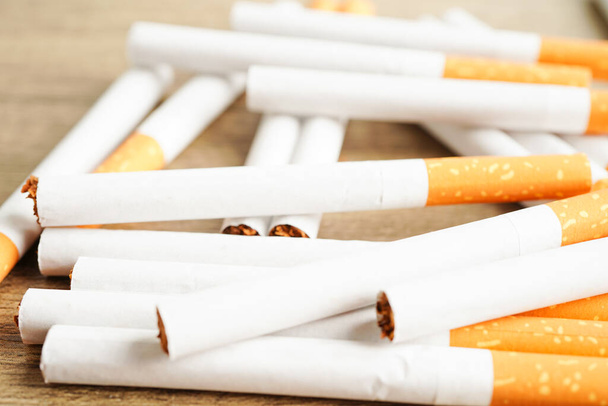 Cigaretta, cigarettadohány papírban szűrőcsővel, Dohányzás tilalma. - Fotó, kép