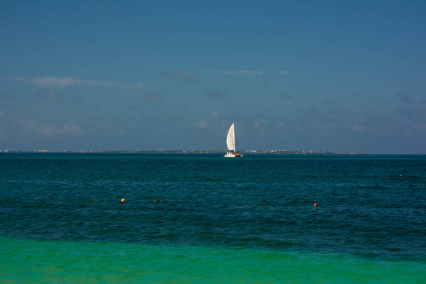 Żaglówka w morskiej luksusowej letniej przygody, aktywnego wypoczynku na Morzu Śródziemnym. Niebieski kolor wody - Zdjęcie, obraz
