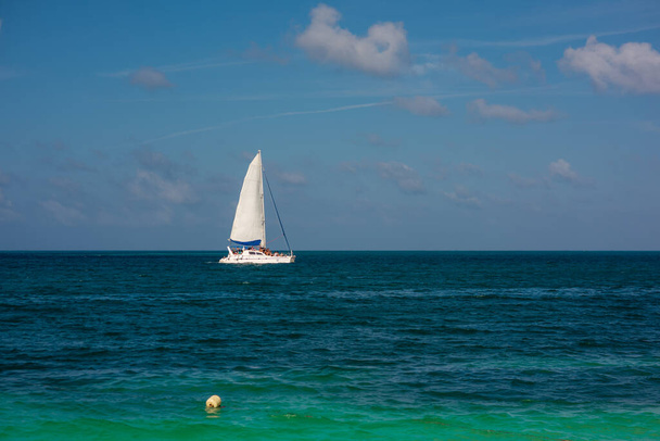 Velero en el mar aventura de verano de lujo, vacaciones activas en el mar Mediterráneo. Color azul agua
 - Foto, Imagen