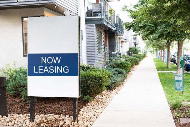 Now leasing sign outside of a nice property - Foto, immagini