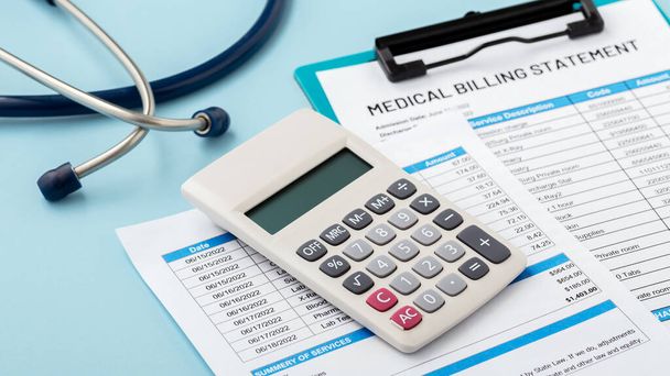 Υπολογιστής για τους λογαριασμούς του νοσοκομείου σε μπλε φόντο, ιατρική νομοσχέδιο και την έννοια της πληρωμής - Φωτογραφία, εικόνα