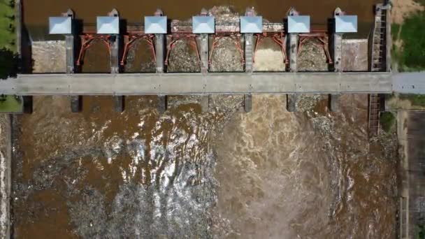 Повітряний вид води, що виходить з дренажного каналу бетонної дамби, є способом переповнення води в сезон дощів. Зверху видніються бурі бурі лісові води, що стікають з греблі на півночі Таїланду.. - Кадри, відео