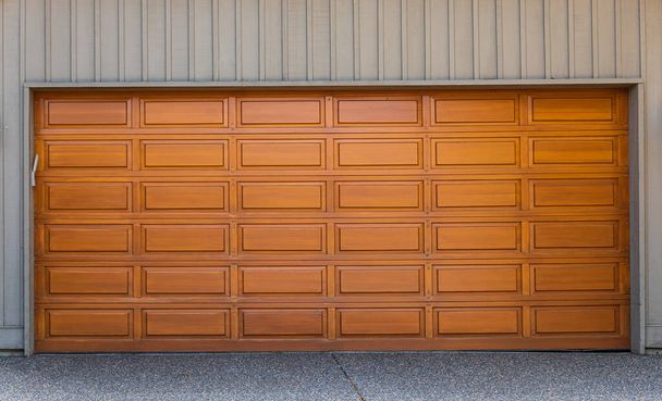 Drzwi garażowe w luksusowym domu. Drzwi garażowe w Vancouver, Kanada. Zdjęcie uliczne, nikt, wybiórcze skupienie - Zdjęcie, obraz
