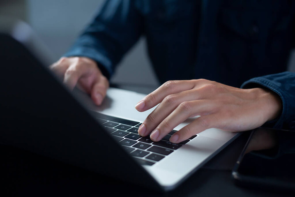 Людина використовує ноутбуки, працює або навчається онлайн вдома. бізнесмен за допомогою ноутбука працює за межами офісу
 - Фото, зображення