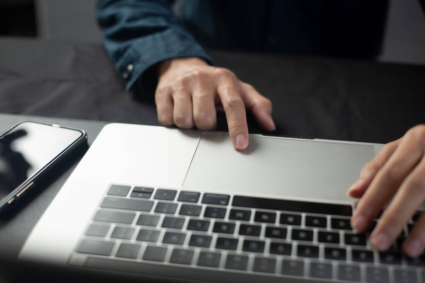 Пользователи пользуются ноутбуками, работают или учатся дома онлайн. бизнесмен использует ноутбук для работы вне офиса - Фото, изображение