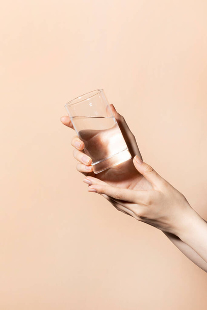 beauty hands motion series_holding water cup - Foto, afbeelding