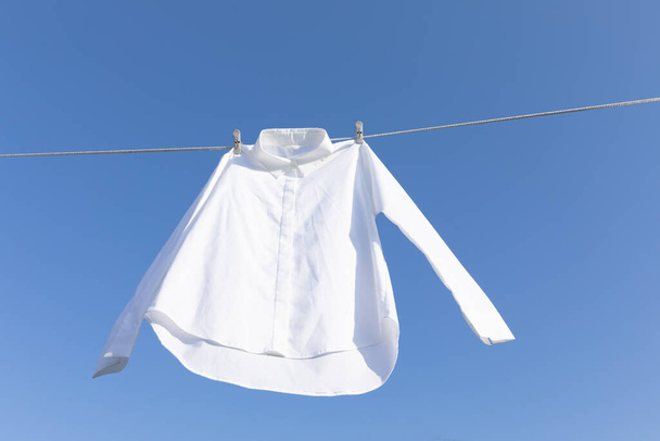 αισθητική έννοια πλυντήριο _ πουκάμισα κρεμασμένα σε ένα σχοινί ρούχων - Φωτογραφία, εικόνα