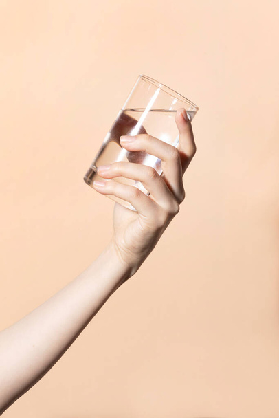 beauty hands motion series_holding water cup - Фото, зображення