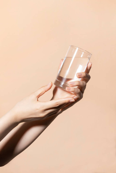 beauty hands motion series_holding water cup - Valokuva, kuva
