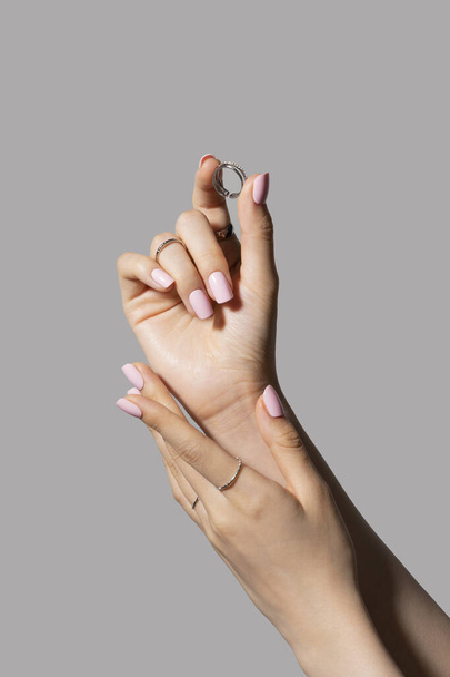 beauty hands motion series_holding a ring - Foto, afbeelding