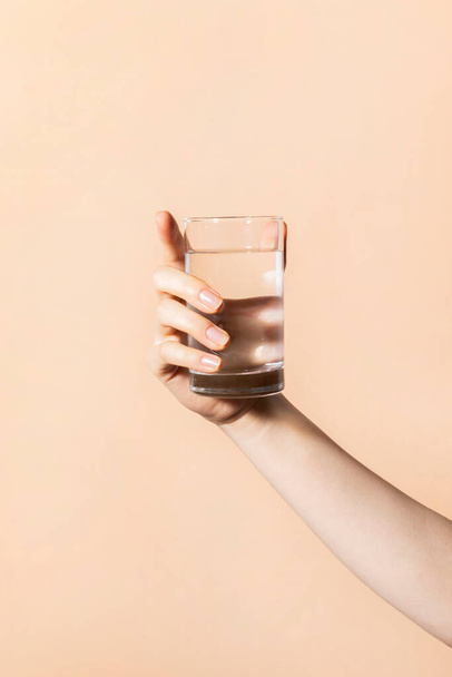beauty hands motion series_holding water cup - Zdjęcie, obraz