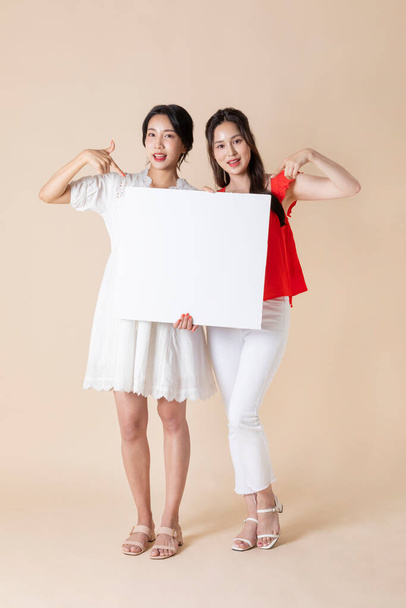 summer vacation trip with friends concept series_korean beautiful asian young women holding panels - Valokuva, kuva