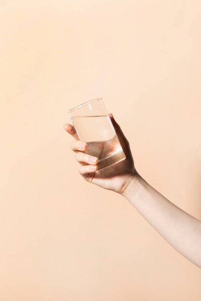 beauty hands motion series_holding water cup - Foto, immagini