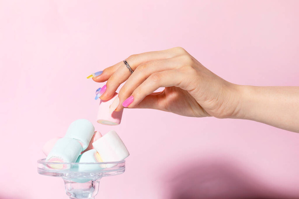 beauty hands motion series, holding marshmallows - Foto, afbeelding