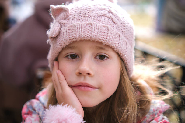 Портрет милої маленької дівчинки в рожевому капелюсі
. - Фото, зображення