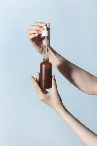 beauty hands motion series_using ampoule serum - Foto, afbeelding