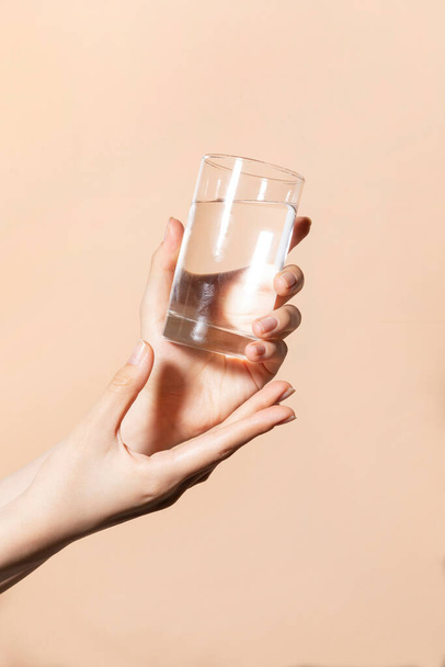 beauty hands motion series_holding water cup - Foto, Imagem