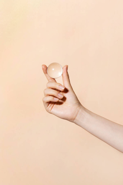 beauty hands motion series_holding glass beads - Valokuva, kuva