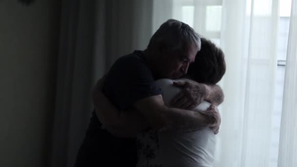 Μεγαλύτερο ζευγάρι αγκαλιάζονται. σχέση φροντίδας και υποστήριξης ηλικιωμένων - Πλάνα, βίντεο