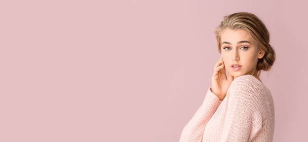 Красива молода жінка в осінньому светрі на рожевому фоні з простором для тексту
 - Фото, зображення
