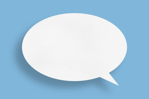 Konuşma baloncukları olan beyaz kağıt mavi arkaplan iletişim baloncukları tasarımı üzerine izole. - Fotoğraf, Görsel