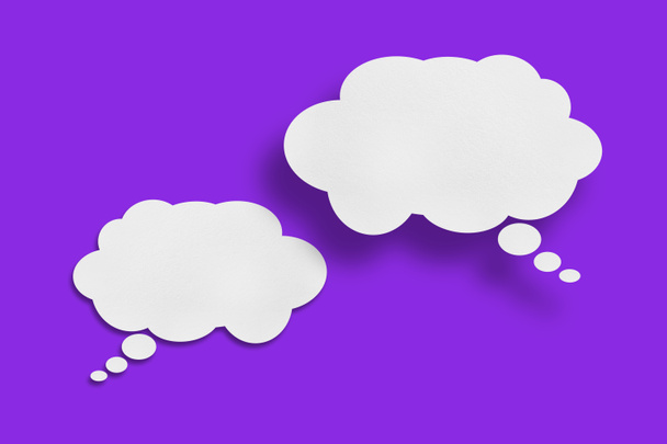 λευκό σύννεφο χαρτί ομιλία σχήμα φούσκα έναντι μοβ σχεδιασμό φόντο. - Φωτογραφία, εικόνα