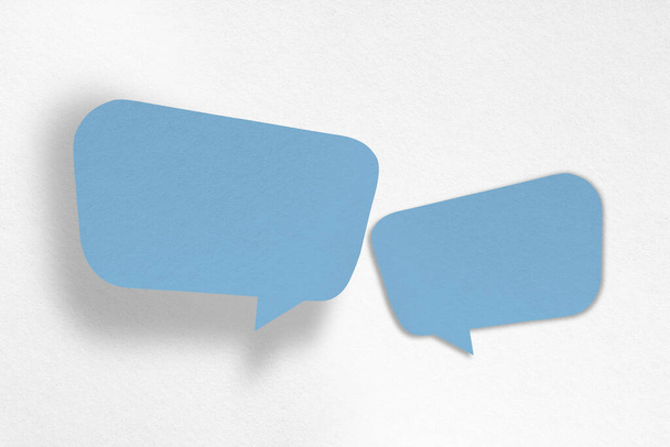 Beszéd léggömb alakú kék papírt elszigetelt fehér háttérrel. kommunikációs buborékok - Fotó, kép