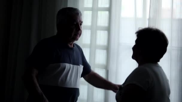 Θλιβερό ζευγάρι ηλικιωμένων που αγκαλιάζονται - Πλάνα, βίντεο