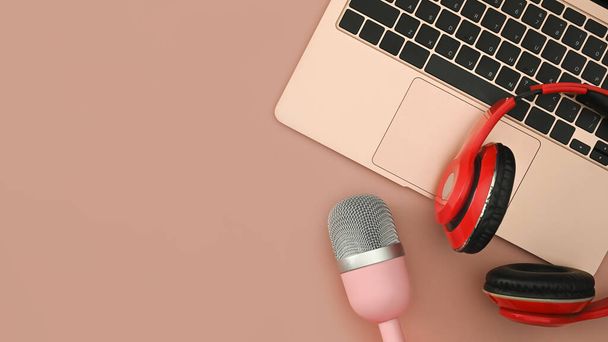 Top view laptop, μικρόφωνο και ασύρματα ακουστικά σε ροζ φόντο. Ραδιοφωνικά, podcasts, blogging και τεχνολογία.  - Φωτογραφία, εικόνα