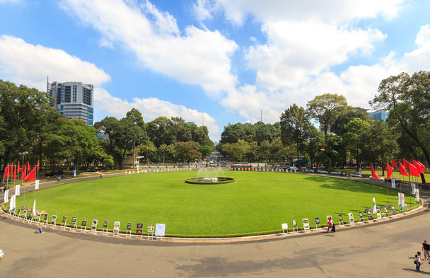 Fontaine et champ d'herbe au Palais de la Réunification, point de repère à Ho Chi Minh-Ville, Vietnam
 - Photo, image