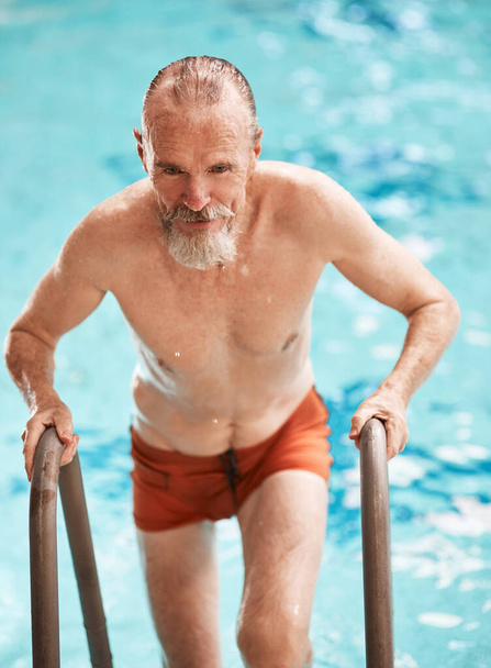 Плавання це супер схуднення. щасливий старший чоловік займається в басейні в спортзалі
 - Фото, зображення