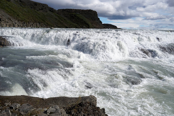 Gullfoss καταρράκτη που βρίσκεται στο φαράγγι στον ποταμό Hvita, Ισλανδία - Φωτογραφία, εικόνα