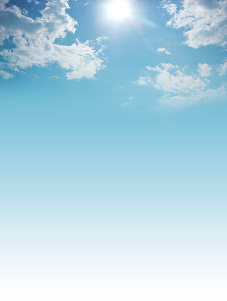 Beau ciel bleu Sunny Day Sunburst Template Message Board - soleil brillant et nuages gonflés offrant de l'espace pour les messages ou une invitation, diplôme spirituel, prix, mémo, publicité thématique holistique - Photo, image