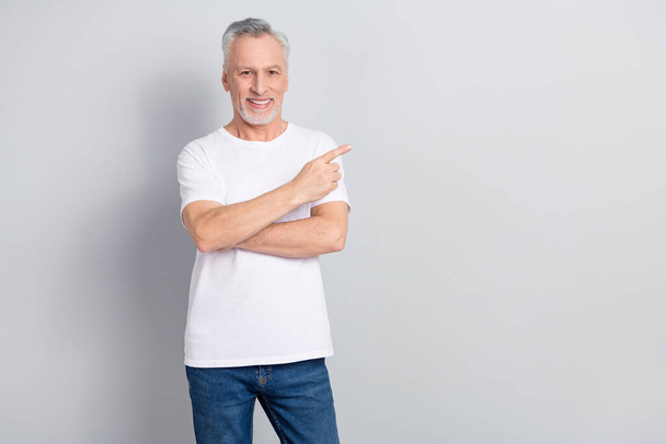 Photo of seo elder man index promo wear t-shirt jeans isolated on grey color background. - Fotoğraf, Görsel