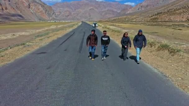 Ομάδα φίλων με τα πόδια στην άσφαλτο Road Σε Sarchu, Himachal Pradesh, Ινδία. Ανύψωση μη επανδρωμένου αεροσκάφους. Υψηλής ποιότητας υλικό FullHD - Πλάνα, βίντεο