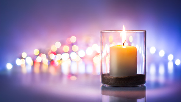 Noite romântica com luz de velas e bokeh background.New ano ou romântico dia dos namorados
 - Foto, Imagem