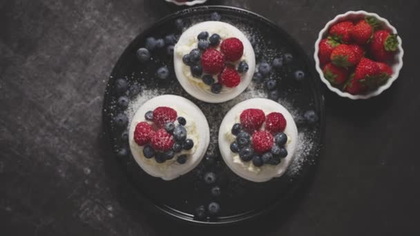 Delicious mini pavlova meringue desserts served with frozen frosty berries and mascarpone whipped cheese. Flat lay - Imágenes, Vídeo