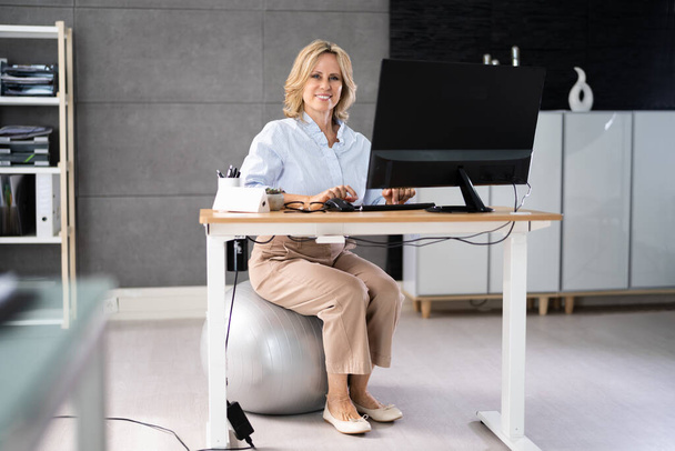 Correct Posture At Desk In Office Using Fitness Ball - Foto, afbeelding