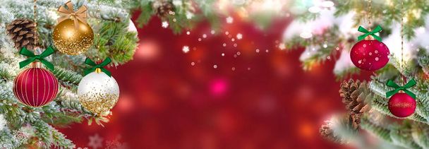 Рождественская елка и красный шар на праздничном размытом фоне шаблон шаблона баннера копировать пространство  - Фото, изображение