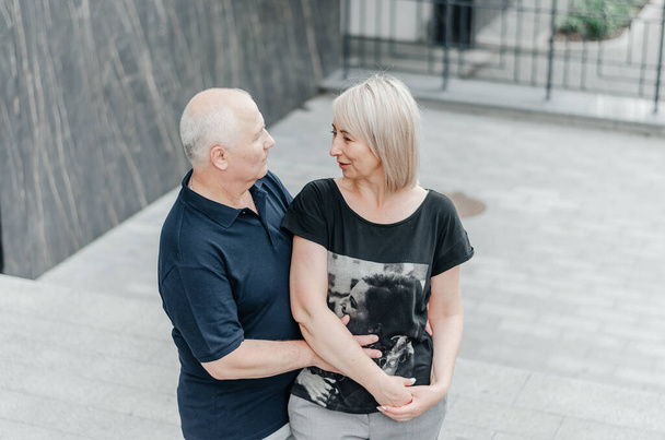 man and woman in dark t-shirts on the street - Foto, immagini