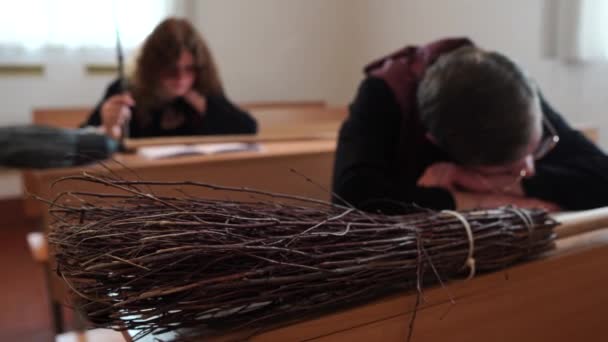 размытые кадры студентов, сидящих с волшебными метлами за партами в волшебной школе  - Кадры, видео