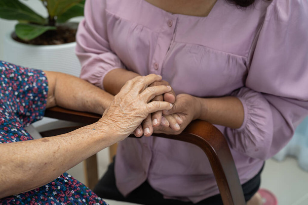 Tomando de la mano Asiática senior o anciana anciana mujer paciente con amor, cuidado, alentar y empatía en enfermería hospital sala, sano fuerte concepto médico - Foto, imagen