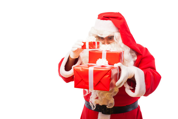 Santa Claus con regalos aislados en blanco, con espacio para copias
 - Foto, imagen