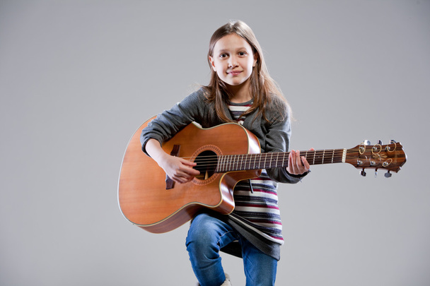 menina tocando guitarra acústica - Foto, Imagem