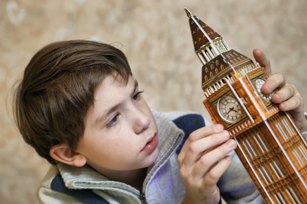 少年プレティーンの完全なビッグベンの塔パズル - 写真・画像