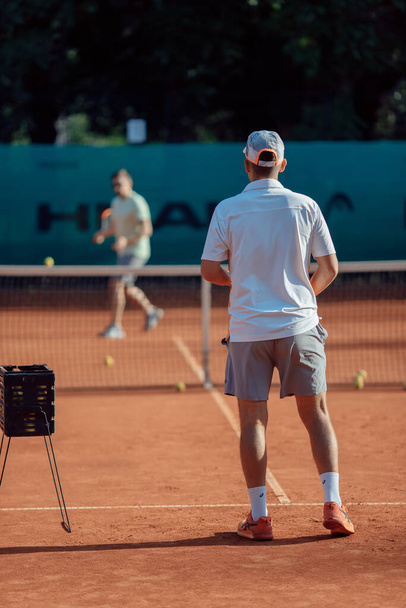 Genç adam güneşli günde tenis oynuyor - Fotoğraf, Görsel